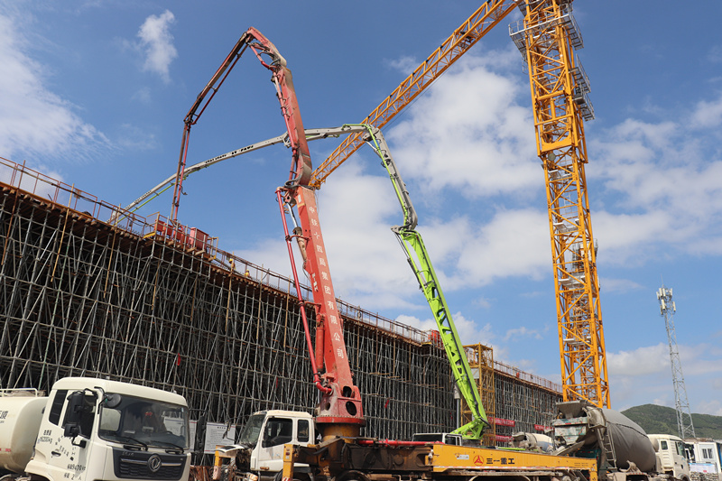 临临高速六标跨瓦日铁路转体桥2#墩大里程1号块施工完毕