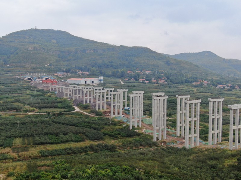 临临高速六标马庄河大桥首片梁板顺利架设