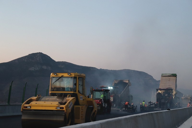 临临高速六标瓦日铁路公铁立交右幅上面层顺利完成