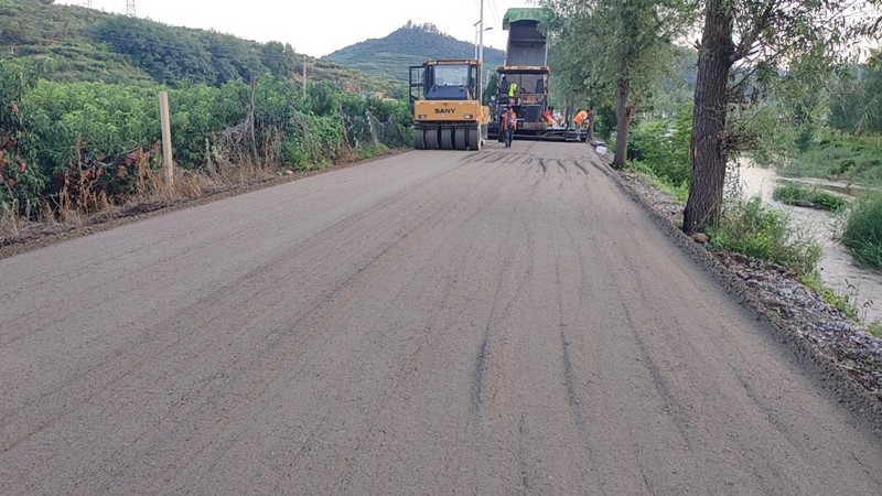 迎难而上——路源新材料顺利完成点评项目路面施工