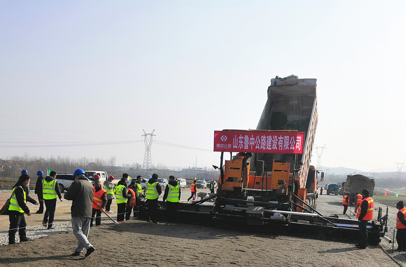 青兰项目部再次领跑全线　水泥稳定碎石底基层试验段顺利开工