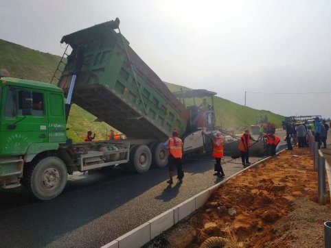 青兰高速公路二标上面层顺利开工