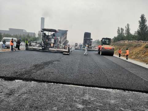 筑“梦”公路人